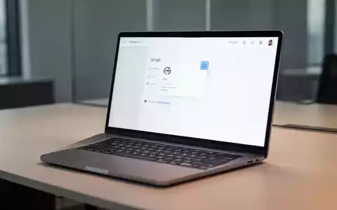 Moderner Laptop auf einem professionellen Schreibtisch mit sauberer E-Mail-Oberfläche. - Foto: über boerse-global.de