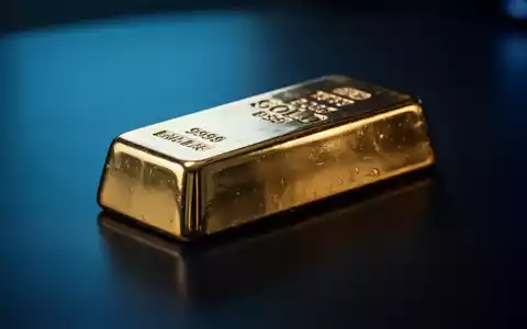 Ein glänzender Goldbarren auf einer dunklen, reflektierenden Oberfläche bei stimmungsvoller Beleuchtung. - Foto: über boerse-global.de
