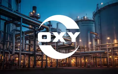 Moderne Industrieanlagen einer Ölraffinerie in der Dämmerung mit atmosphärischer Beleuchtung. - Foto: über boerse-global.de