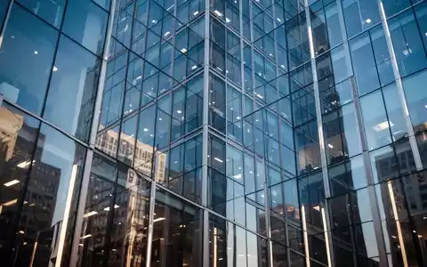 Moderne Glasfassade eines Bürogebäudes in einem Finanzviertel bei klarem Himmel. - Foto: über boerse-global.de