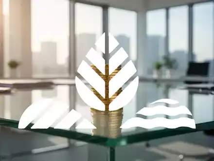 Ein Stapel goldener Münzen auf einem modernen Schreibtisch in einem hellen Bürogebäude. - Foto: über boerse-global.de