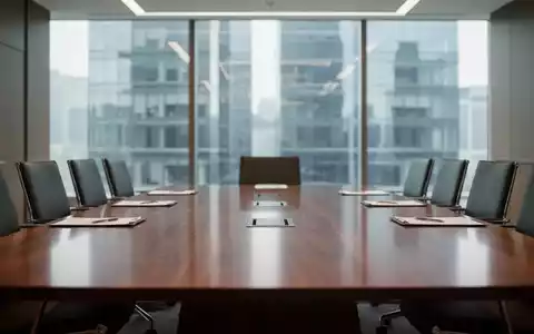 Moderner Konferenztisch in einem Bürogebäude als Symbol für rechtliche Entscheidungen im Management. - Foto: über boerse-global.de