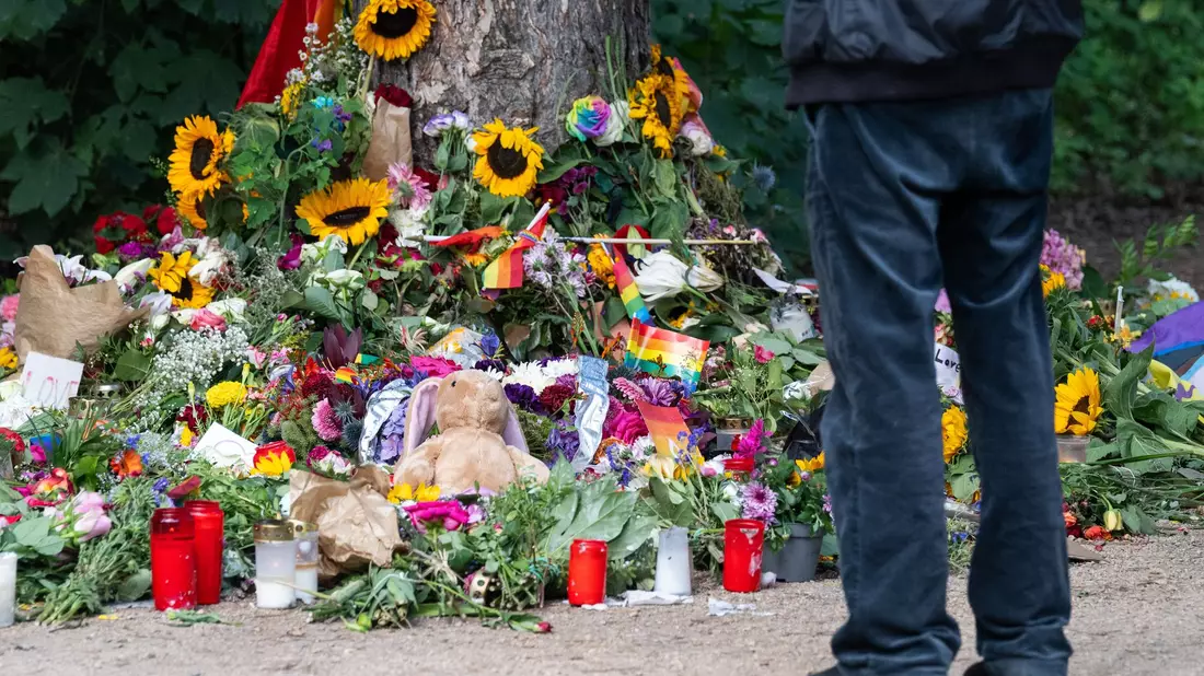 Auch am Dienstag drückten Menschen im Tiergarten ihre Trauer aus.  - Bild: Sebastian Christoph Gollnow/dpa