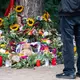 Auch am Dienstag drückten Menschen im Tiergarten ihre Trauer aus.  - Bild: Sebastian Christoph Gollnow/dpa