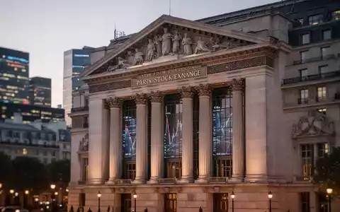Blick auf das Gebäude der Pariser Börse bei Dämmerung mit Fokus auf den französischen Finanzmarkt. - Foto: über boerse-global.de