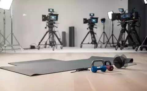 Modernes Fernsehstudio für Fitness- und Gesundheitssendungen mit Sportausrüstung vor einem hellen, professionellen Hintergrund. - Foto: über boerse-global.de