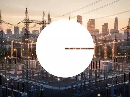 Moderne Strominfrastruktur und Umspannwerk vor einer beleuchteten Skyline bei Sonnenuntergang - Foto: über boerse-global.de