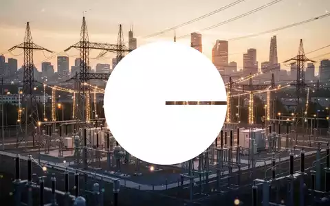 Moderne Strominfrastruktur und Umspannwerk vor einer beleuchteten Skyline bei Sonnenuntergang - Foto: über boerse-global.de