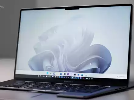 Nahaufnahme eines modernen Laptop-Bildschirms mit einer verfeinerten Windows 11-Oberfläche, Fokus auf Taskbar-Layout. - Foto: über boerse-global.de