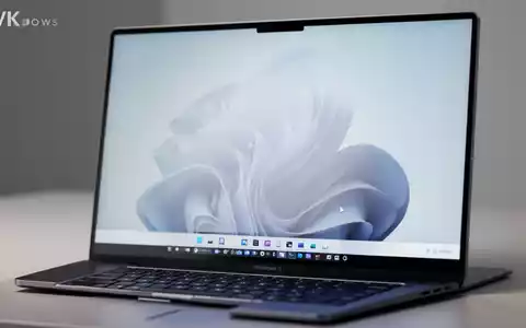 Nahaufnahme eines modernen Laptop-Bildschirms mit einer verfeinerten Windows 11-Oberfläche, Fokus auf Taskbar-Layout. - Foto: über boerse-global.de