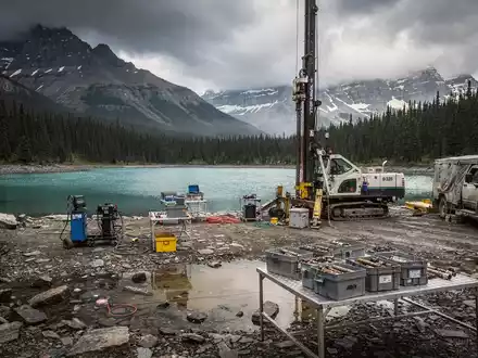 Geologische Bohrausrüstung an einem Bergsee zur Exploration von Bodenschätzen. - Foto: über boerse-global.de