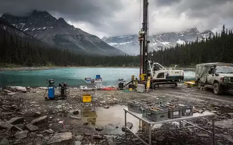 Geologische Bohrausrüstung an einem Bergsee zur Exploration von Bodenschätzen. - Foto: über boerse-global.de