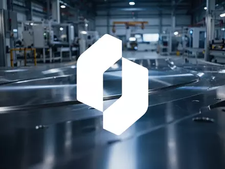 Abstrakte Darstellung einer industriellen Fertigungshalle mit Fokus auf gedämpfte Lichtstimmung und metallische Strukturen. - Foto: über boerse-global.de