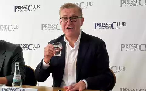 Erklärt Olise und Díaz für unverkäuflich: Bayern-Boss Dreesen. - Foto: Christian Kunz/dpa