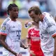 Sollen noch lange zusammen für den FC Bayern wirbeln: Olise und Kane. (Archivbild) - Bild: Sven Hoppe/dpa