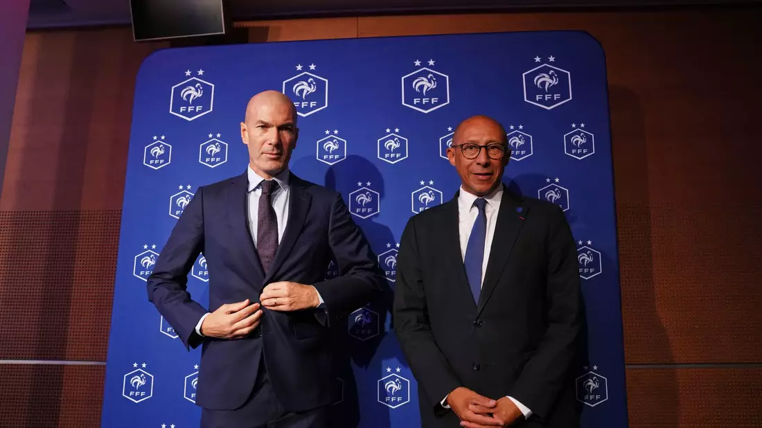Entscheidende Gespräche schon im Februar 2025: Zinédine Zidane l) und Verbandschef Philippe Diallo.  - Bild: Aurelien Morissard/AP/dpa