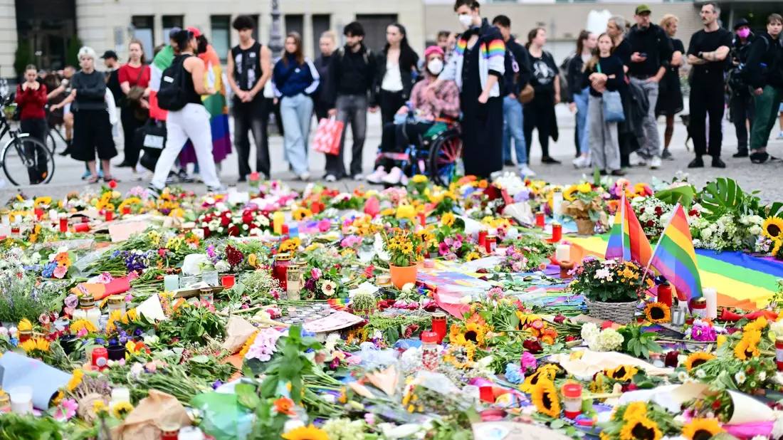 Beim Terroranschlag am Berliner CSD wurden eine Frau getötet und zahlreiche Menschen verletzt.  - Bild: Sebastian Gollnow/dpa