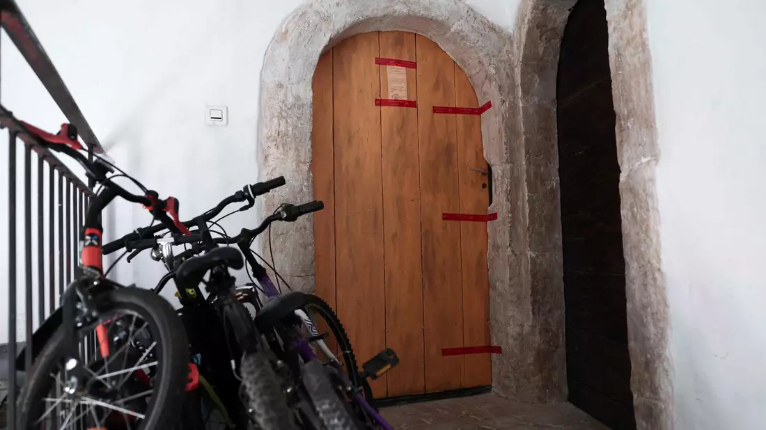 Im Haus einer Familie in Orange machen Fahnder einen Horrorfund. - Bild: Thibaud Moritz/AFP/dpa