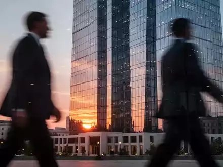 Modernes Glasbürogebäude in Washington D.C., das die Schnittstelle von Technologie und politischer Lobbyarbeit repräsentiert. - Foto: über boerse-global.de