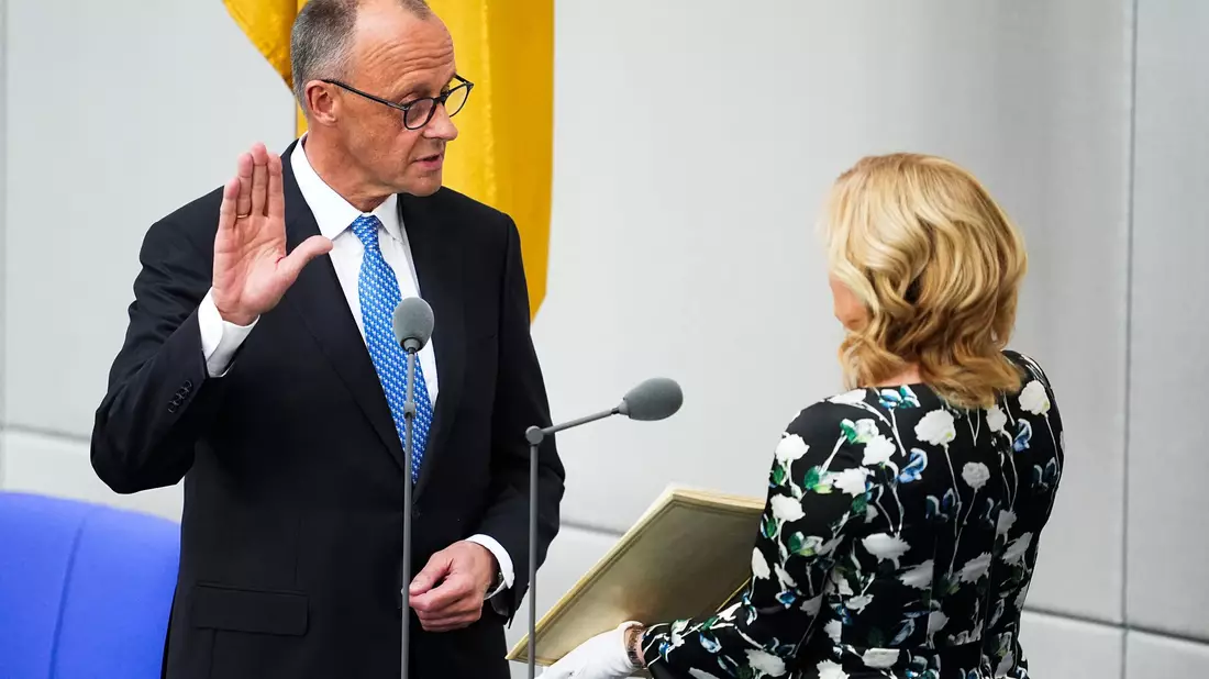 Wie der Kanzler müssen auch seine Minister einen Eid mit der Amtsübernahme leisten. (Archivbild) - Bild: Michael Kappeler/dpa