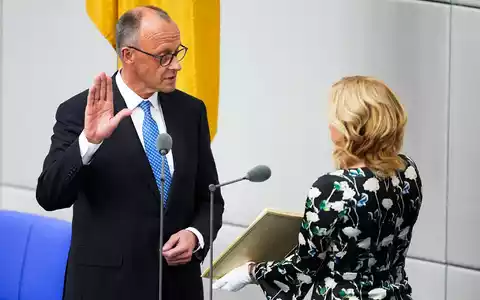 Wie der Kanzler müssen auch seine Minister einen Eid mit der Amtsübernahme leisten. (Archivbild) - Foto: Michael Kappeler/dpa
