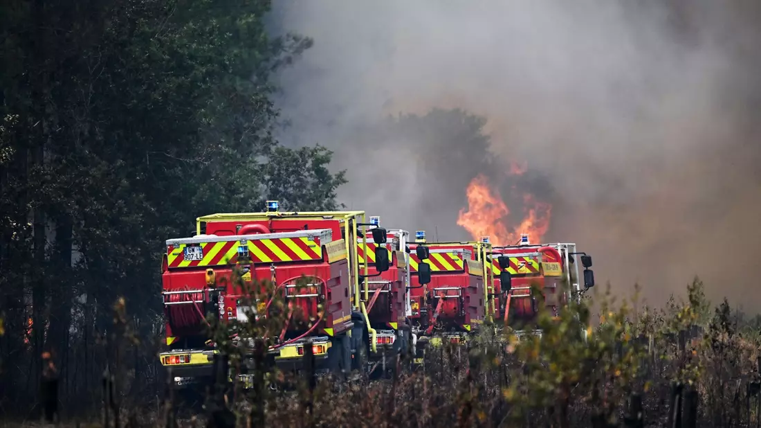 Die Feuerwehr kämpft bei Bordeaux weiter gehen großflächige Waldbrände. - Bild: Emma Da Silva/AP/dpa