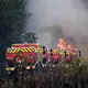 Die Feuerwehr kämpft bei Bordeaux weiter gehen großflächige Waldbrände. - Bild: Emma Da Silva/AP/dpa