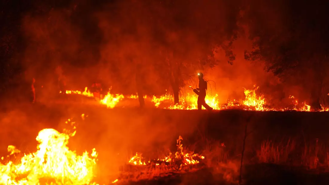 In Spanien halten Naturbrände die Feuerwehr weiterhin in Atem. - Bild: Manu Fernandez/AP/dpa
