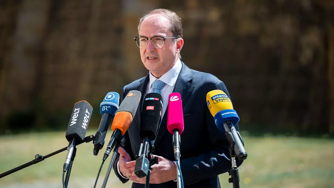 Innenminister Alexander Dobrindt (CSU) hat einen Abschiebeflug für 31 Personen aus Afghanistan bestätigt. - Bild: Daniel Vogl/dpa