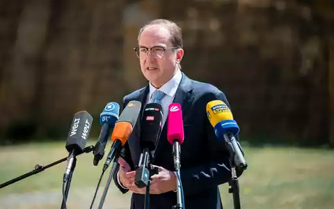Innenminister Alexander Dobrindt (CSU) hat einen Abschiebeflug für 31 Personen aus Afghanistan bestätigt. - Foto: Daniel Vogl/dpa