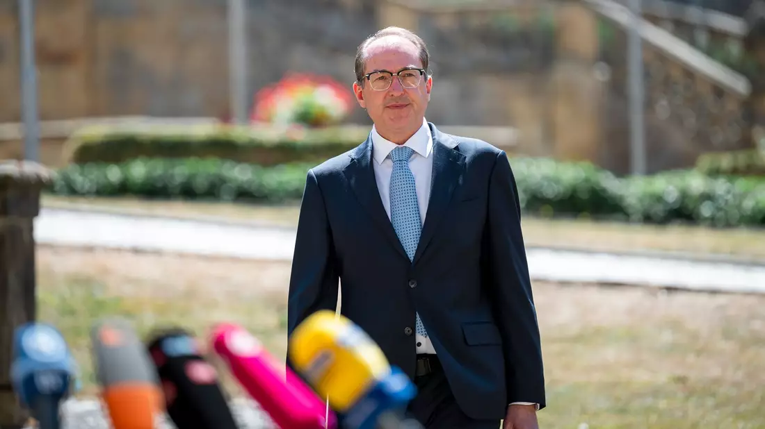 Innenminister Dobrindt plädiert für Ausweitung der Überwachungsmöglichkeiten.  - Bild: Daniel Vogl/dpa