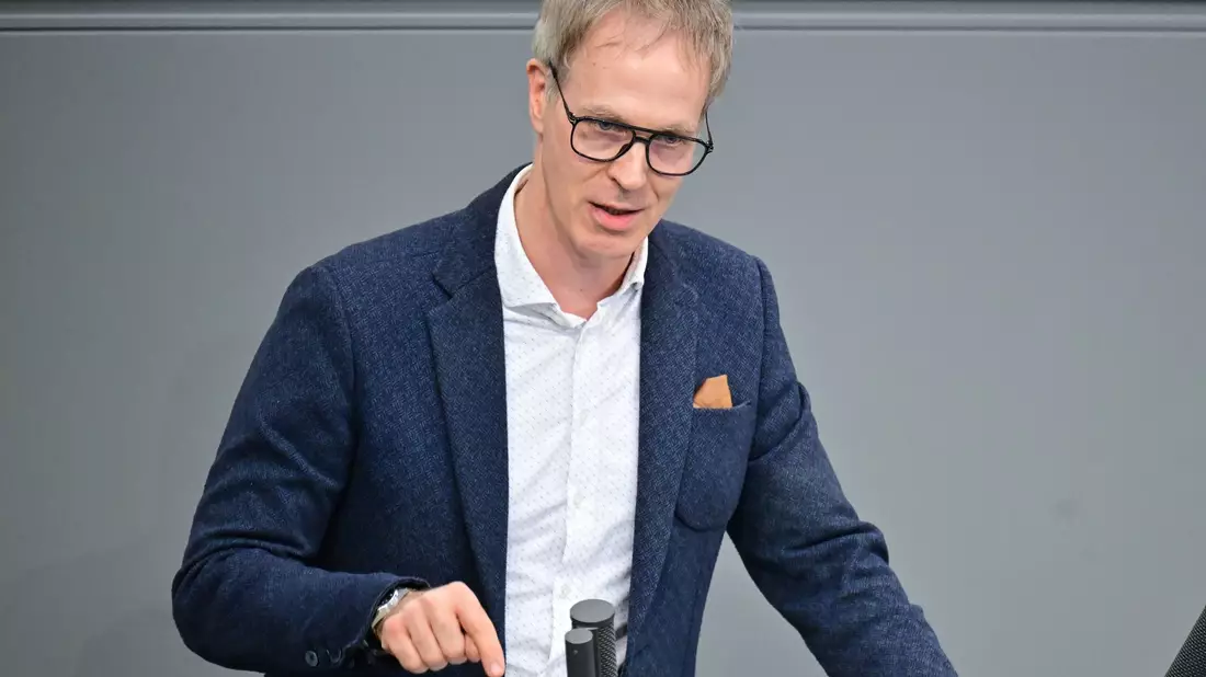 SPD-Innenexperte Sebastian Fiedler findet es richtig, das Instrumentarium zu erweitern. (Archivbild) - Bild: Sebastian Christoph Gollnow/dpa