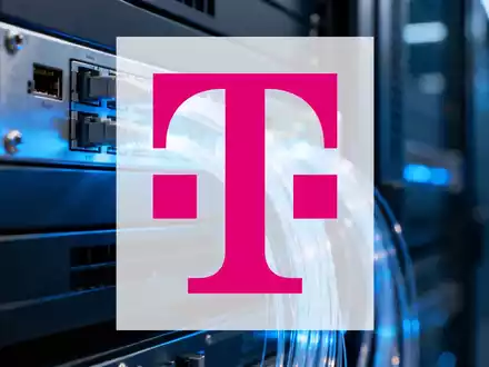 Moderne Glasfaser-Netzwerkinfrastruktur in einem Rechenzentrum als Symbol für Telekommunikation und Marktentwicklung. - Foto: über boerse-global.de