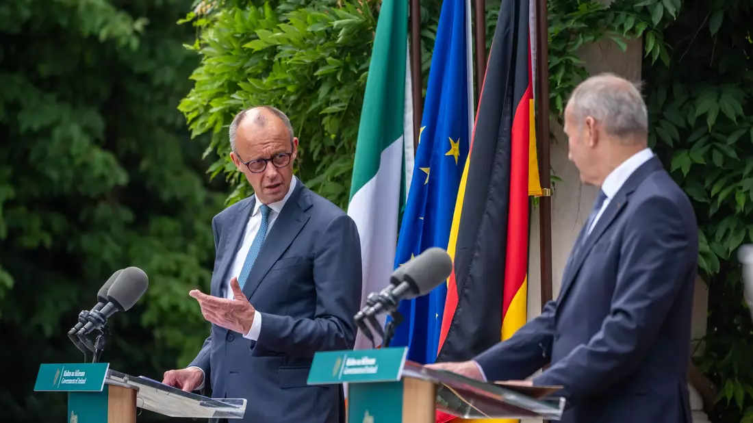Vertraut darauf, dass Irland einen «realistischen Vorschlag» für den neuen EU-Etat vorlegt: Bundeskanzler Friedrich Merz. - Bild: Michael Kappeler/dpa