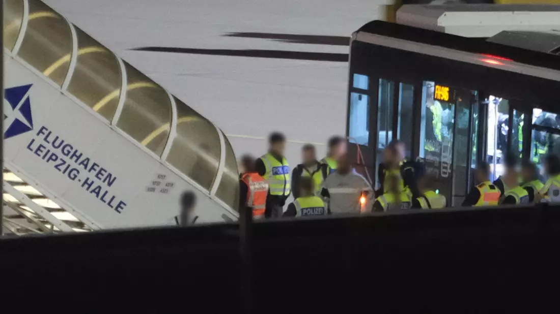 Am frühen Dienstagmorgen startete erneut ein Abschiebeflug von Leipzig-Halle nach Afghanistan. - Bild: Sebastian Willnow/dpa