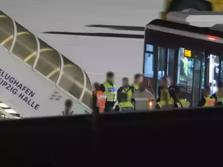Am frühen Dienstagmorgen startete erneut ein Abschiebeflug von Leipzig-Halle nach Afghanistan. - Foto: Sebastian Willnow/dpa