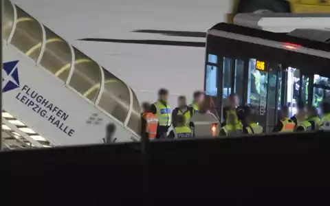 Am frühen Dienstagmorgen startete erneut ein Abschiebeflug von Leipzig-Halle nach Afghanistan. - Foto: Sebastian Willnow/dpa