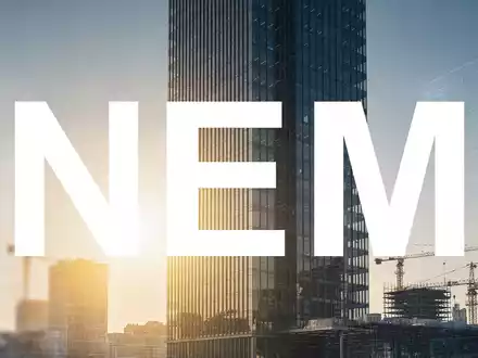 Moderne Architektur eines gläsernen Hochhauses bei Sonnenaufgang als Symbol für Wachstum und Bautechnologie. - Foto: über boerse-global.de