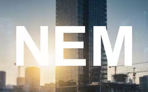Moderne Architektur eines gläsernen Hochhauses bei Sonnenaufgang als Symbol für Wachstum und Bautechnologie. - Foto: über boerse-global.de