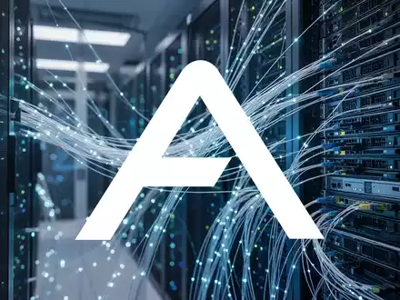 Abstrakte Darstellung moderner Rechenzentrum-Infrastruktur mit Glasfaserkabeln und Server-Racks in kühlem Licht. - Foto: über boerse-global.de