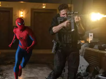 Tom Holland als Spider-Man und Jon Bernthal als Punisher in einer Szene des Films «Spider-Man: Brand New Day». - Foto: ---/Sony Pictures/dpa
