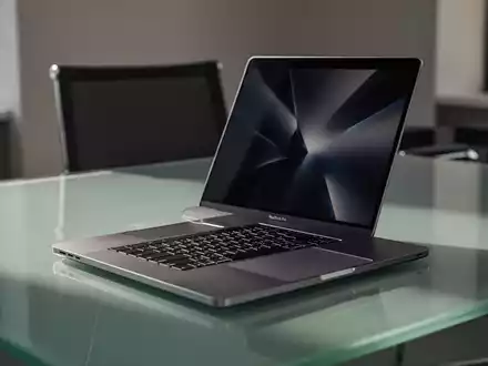 Auf einem modernen Schreibtisch liegt ein aufgeklapptes High-End MacBook Pro, das professionelles Hardwaredesign zeigt. - Foto: über boerse-global.de