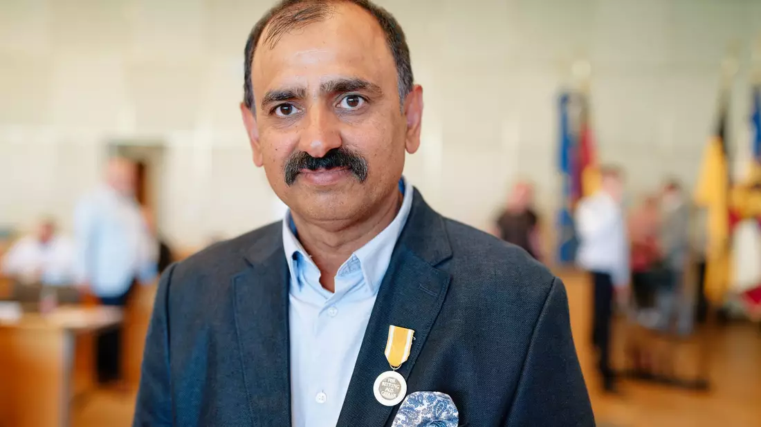 Der Taxifahrer Muhammad Afzal ist mit der Rettungsmedaille des Landes Baden-Württemberg ausgezeichnet worden. - Bild: Uwe Anspach/dpa