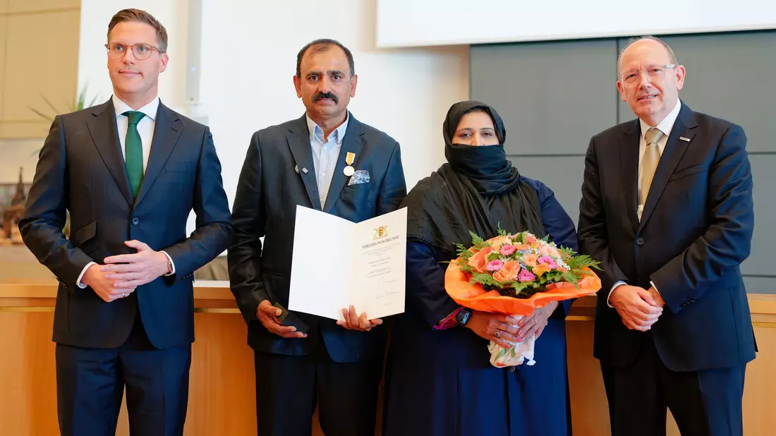 Zur Verleihung kam auch Muhammad Afzals Frau. - Bild: Uwe Anspach/dpa