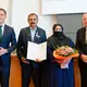 Zur Verleihung kam auch Muhammad Afzals Frau. - Bild: Uwe Anspach/dpa
