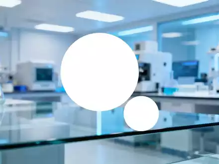 Modernes, klinisches Labor mit blauer Beleuchtung als Symbol für Biotechnologie und Life Sciences. - Foto: über boerse-global.de