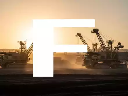 Abstrakte Darstellung einer modernen Bergbaustätte in der Morgendämmerung mit Fokus auf industrielle Silhouetten. - Foto: über boerse-global.de