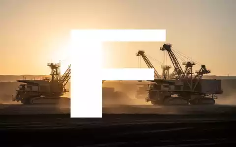 Abstrakte Darstellung einer modernen Bergbaustätte in der Morgendämmerung mit Fokus auf industrielle Silhouetten. - Foto: über boerse-global.de