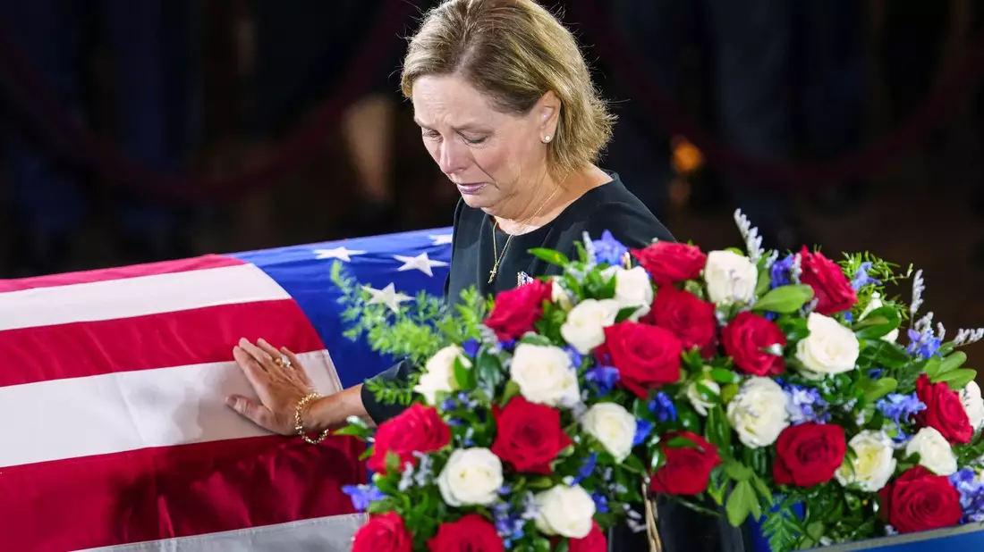 Nach dem Tod von Senator Lindsey Graham setzte sich die auf seinen Sitz nachgerückte Schwester Darline Graham für das Gesetz ein. (Archivbild) - Bild: Nathan Howard/Pool Reuters/AP/dpa