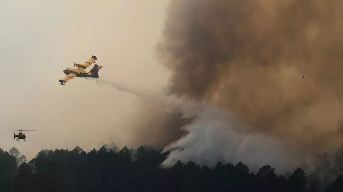 Löschflugzeuge sind im Südwesten Frankreichs im Einsatz.  - Bild: Baz Ratner/Pool AP/dpa